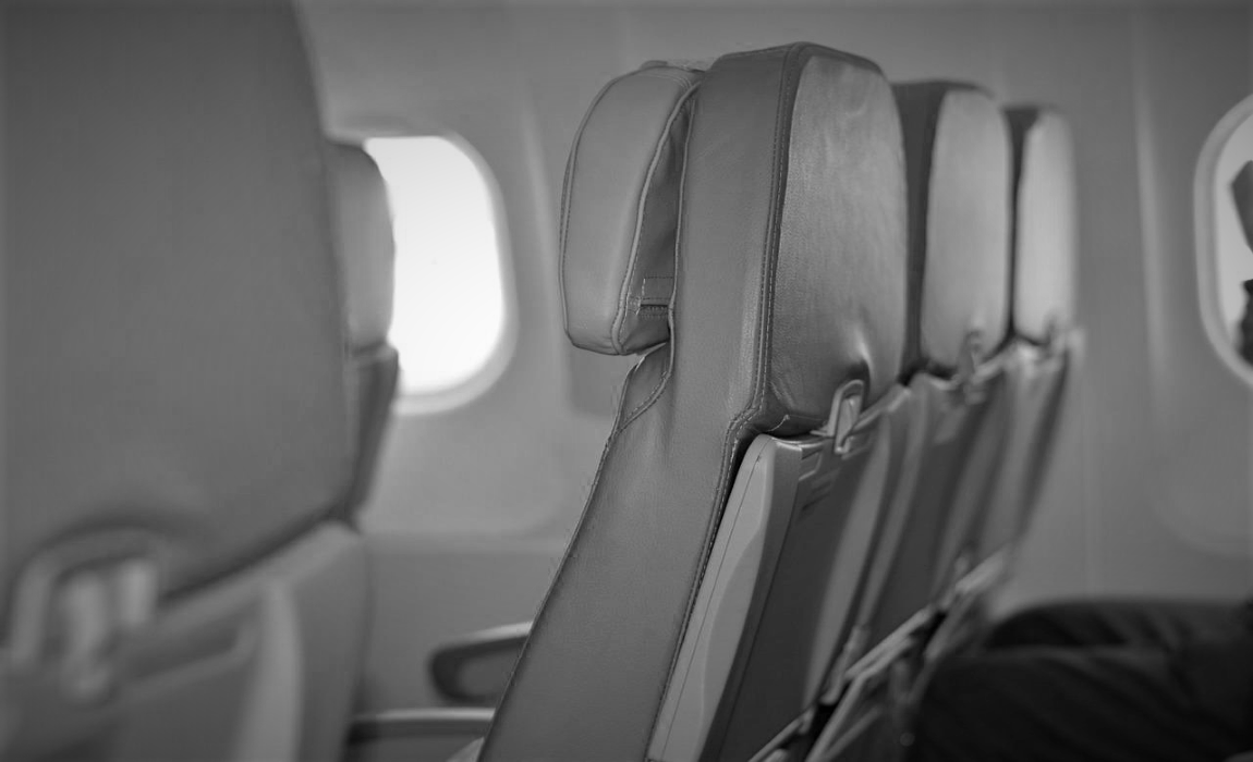 An unoccupied airline row seat