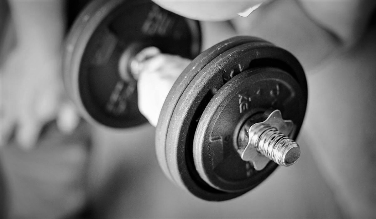 Fitness enthusiast lifting weights