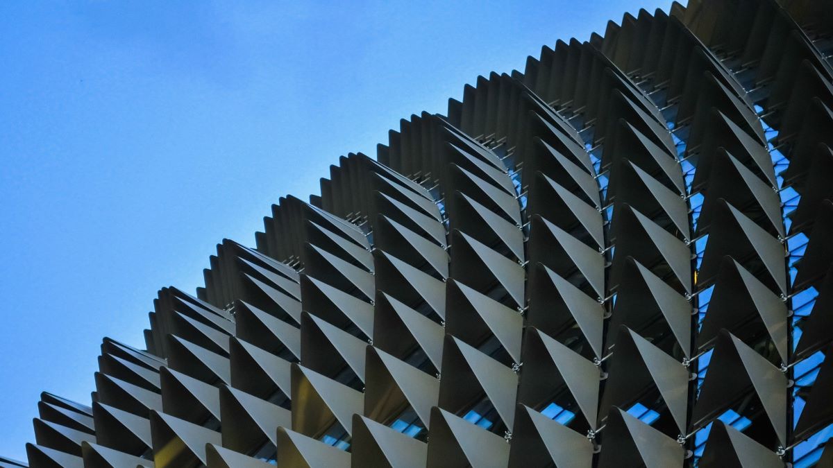 Building with saw-toothed roof architecture