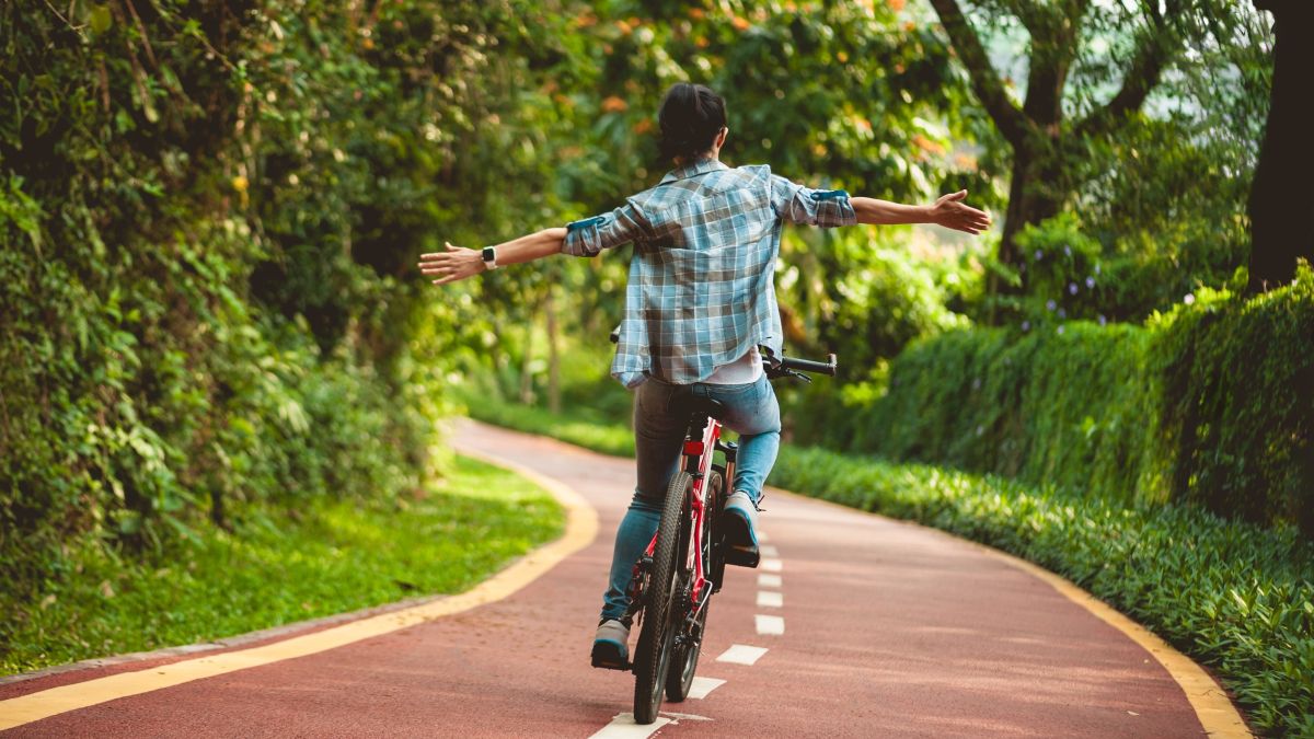 bicycle rider using no hands